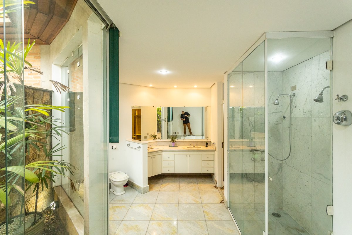 Foto 3 de Venda · Casa com 4 suítes