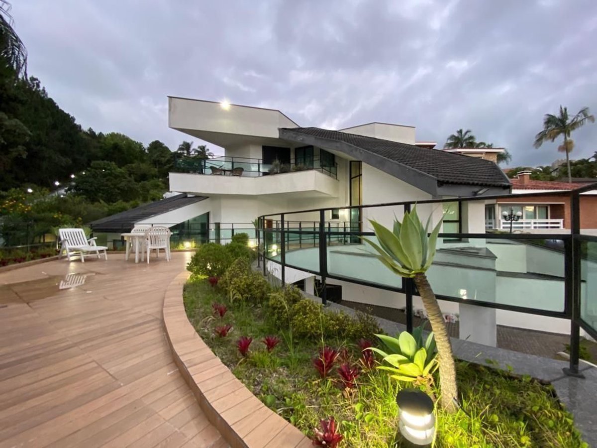 Venda e Aluguel · Casa com 4 suítes