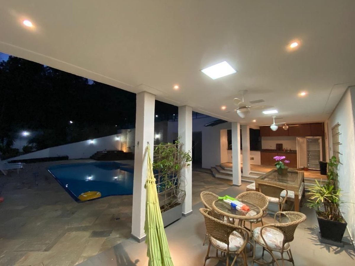 Foto 2 de Venda e Aluguel · Casa com 4 suítes