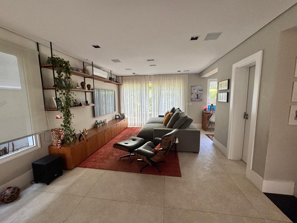Foto 2 de Venda · Casa com 4 suítes